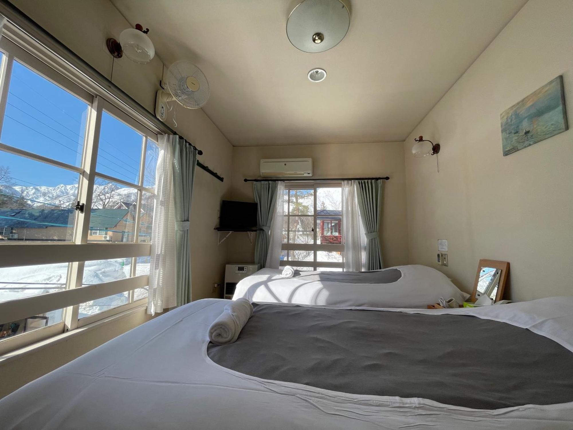 Hakuba Snow Fox Bed & Breakfast Exterior photo